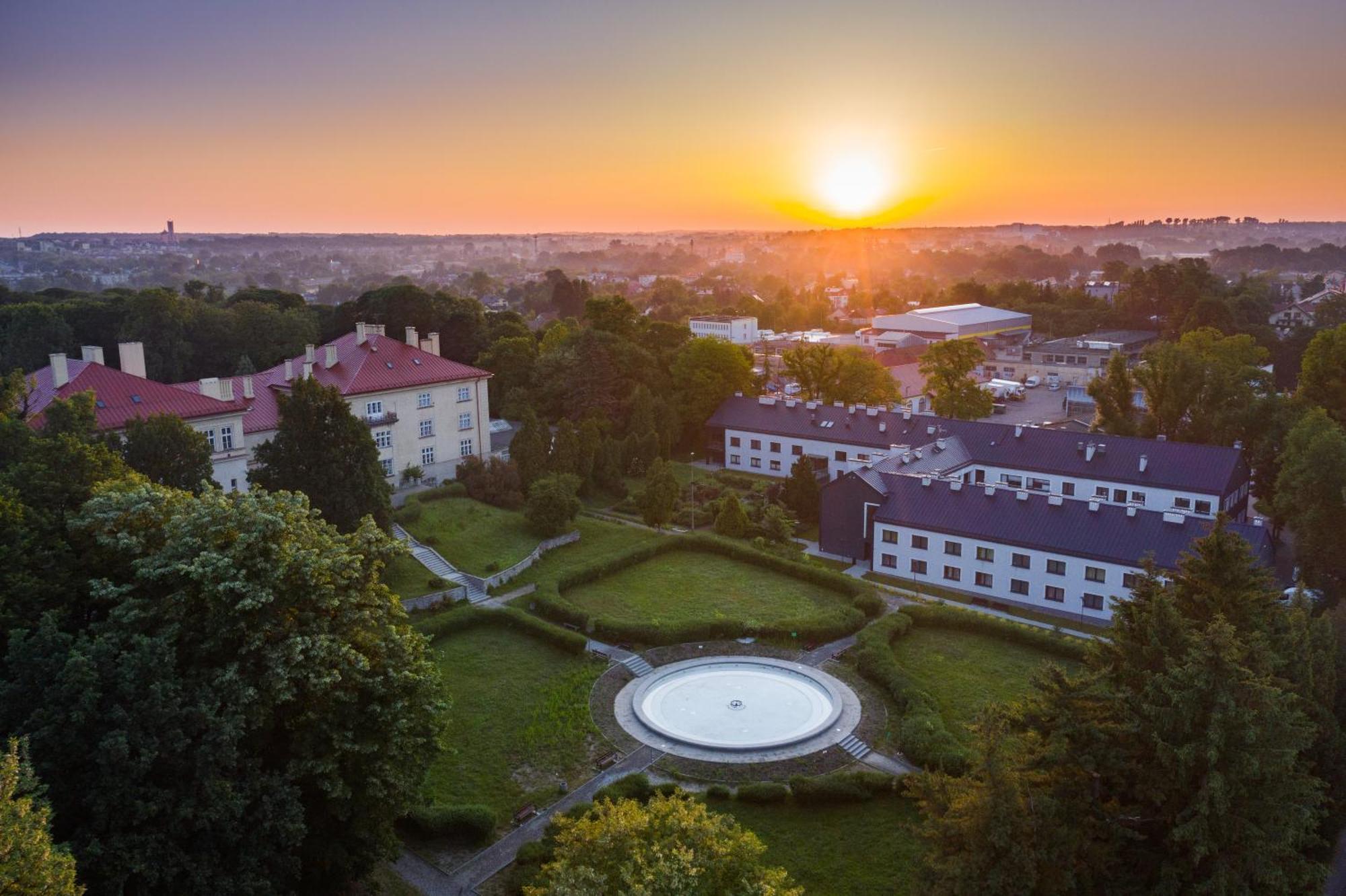 Centrum Rehabilitacji Społecznej i Zawodowej ZAZ Słoneczne Wzgórze Tarnów Exterior foto